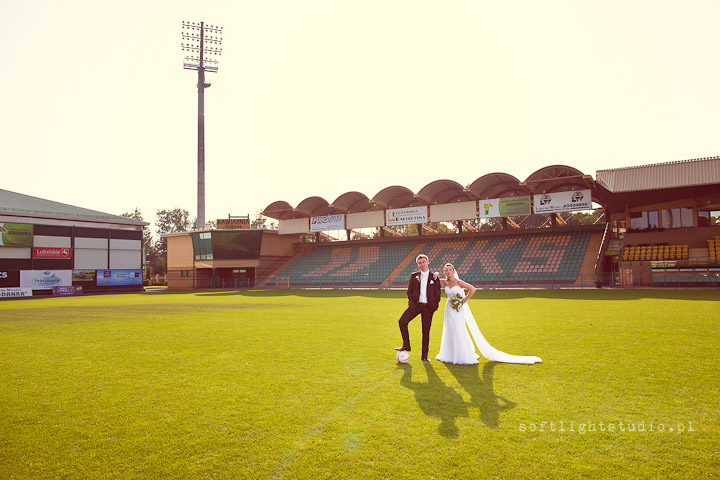 Sesja ślubna na boisku