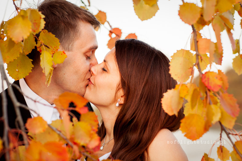 Zdjęcia ślubne jesienią w kolorowych liściach